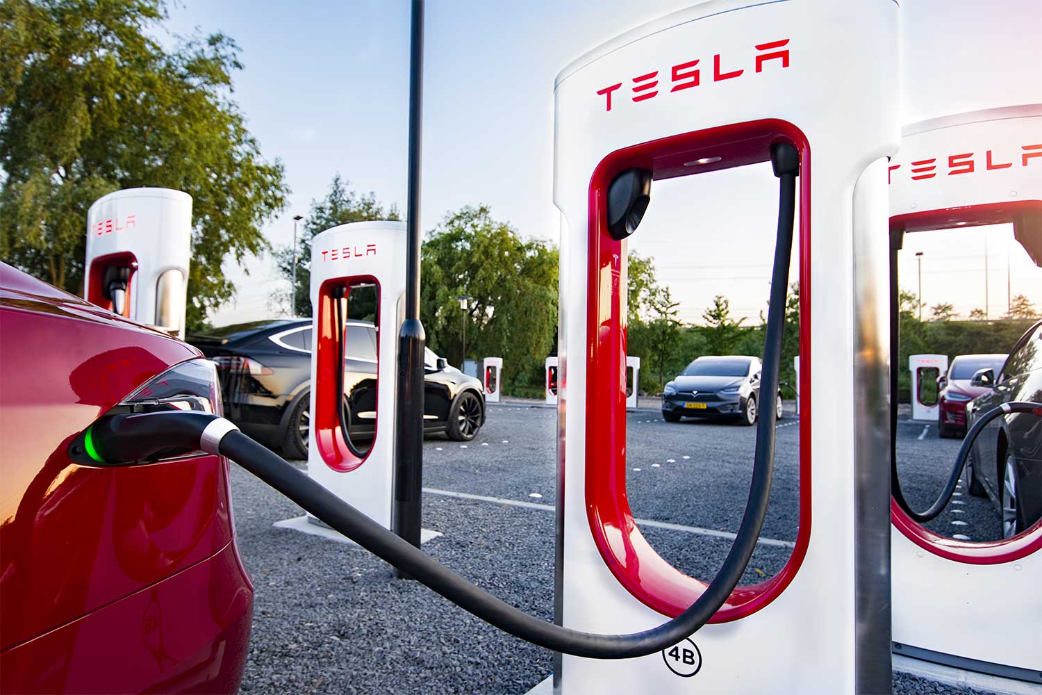 tesla augmente les tarifs des superchargeurs en france, impactant le coût de la recharge pour les conducteurs de véhicules électriques.