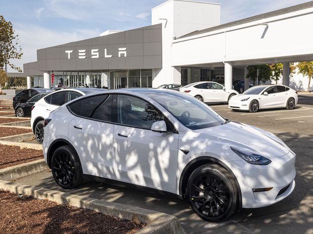 tesla augmente les tarifs de recharge au kwh sans abonnement, impactant le coût de l'utilisation des bornes de recharge pour les clients.