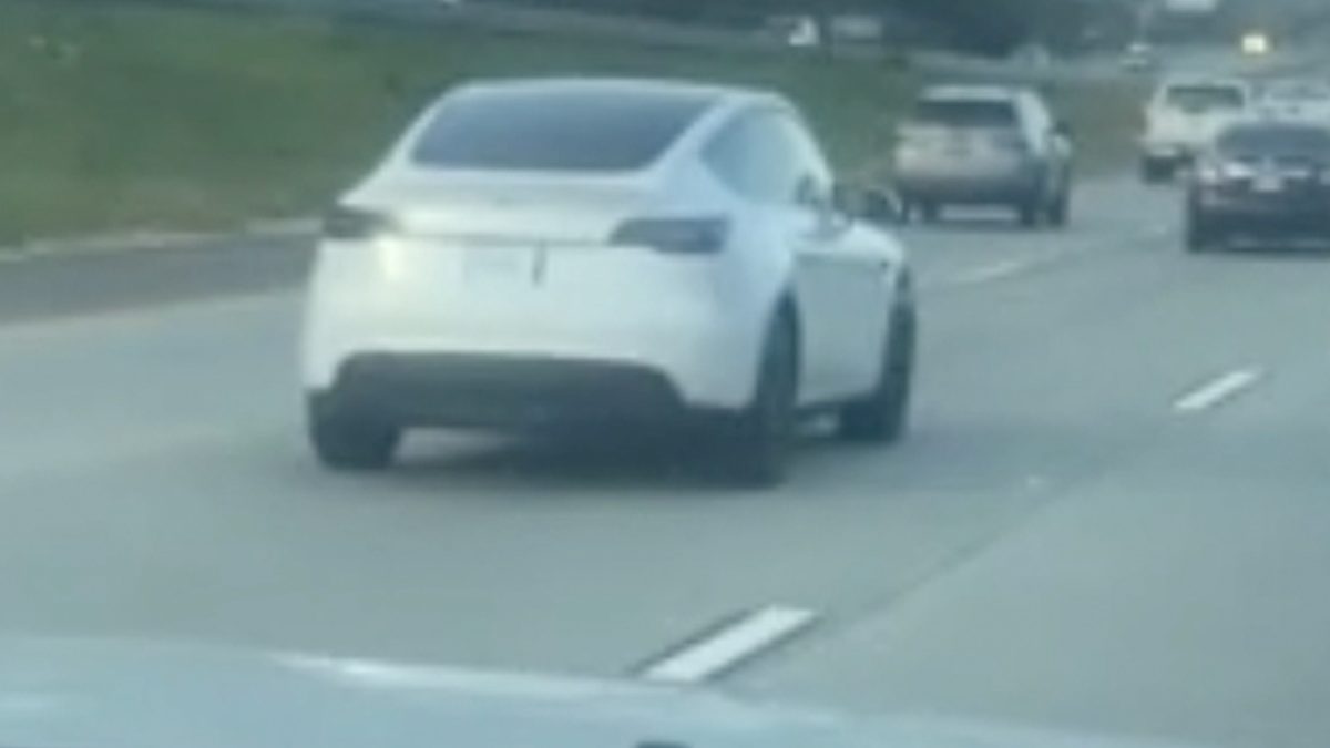découvrez pourquoi la tesla autonome s'arrête automatiquement après un endormissement au volant et les mesures de sécurité intégrées pour protéger les conducteurs.