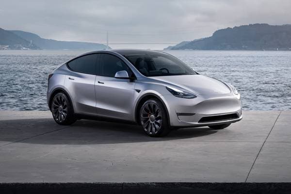 découvrez les dernières mises à jour intrusives de tesla et le mécontentement croissant des utilisateurs face à ces changements.