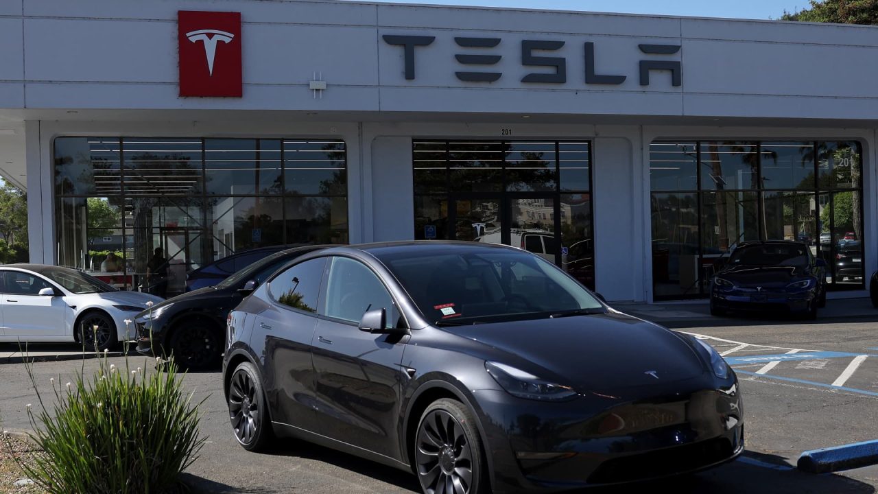 découvrez la mise à jour intrusive de tesla qui suscite le mécontentement parmi les utilisateurs. analyse des impacts et réactions.