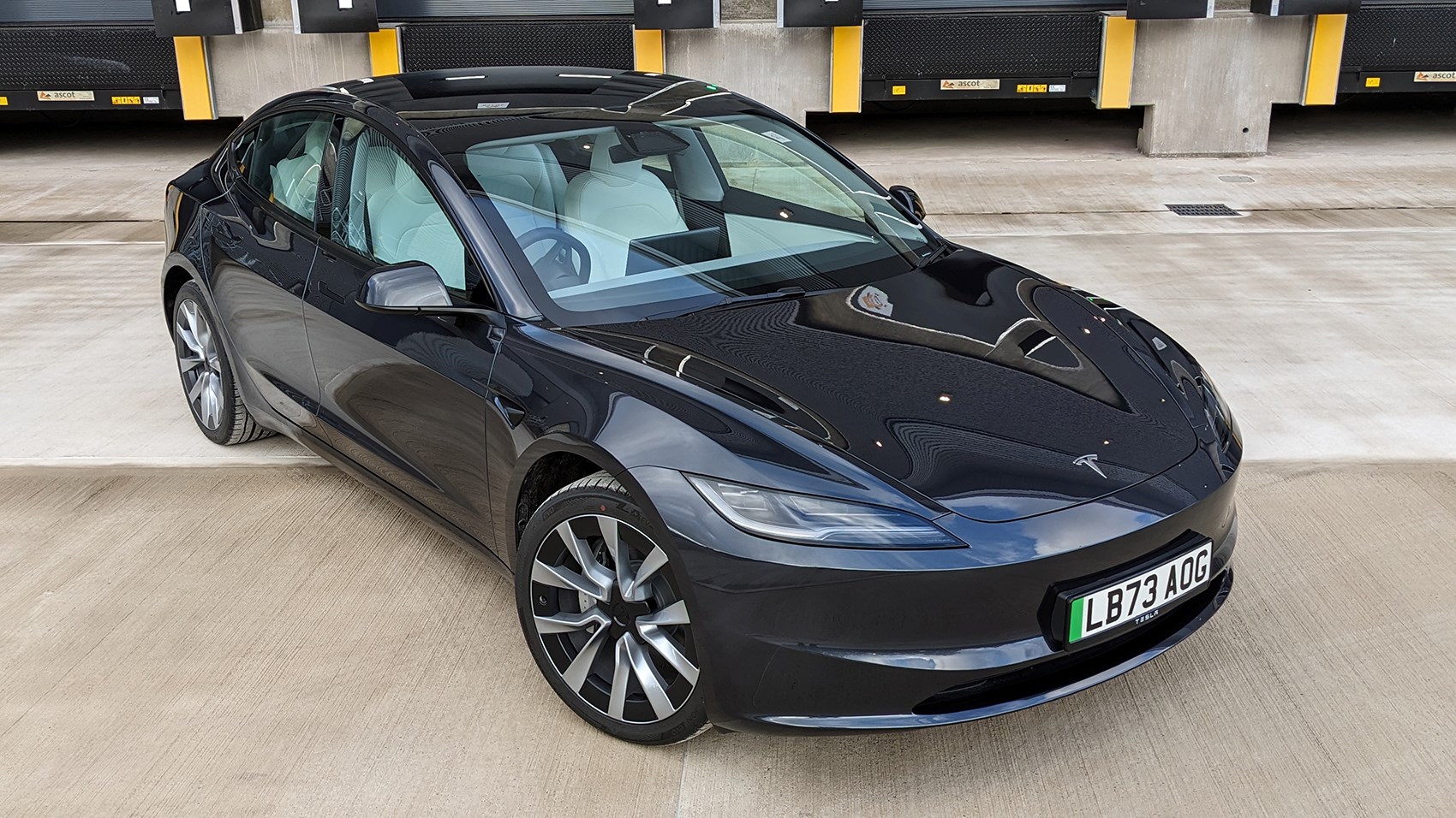 découvrez comment tesla gagne du terrain sur un marché clé tandis que byd déçoit, analysant les performances des deux géants de l'industrie automobile électrique.