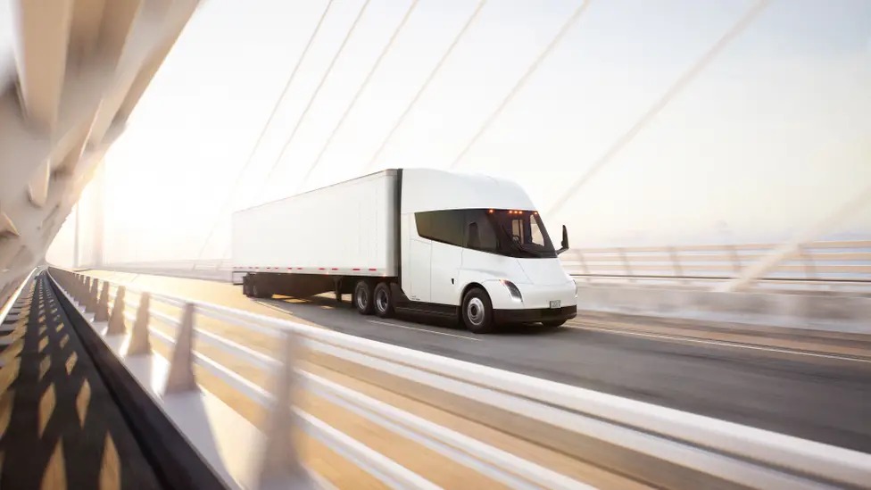 découvrez le lancement tant attendu du tesla semi après 9 ans, offrant des performances supérieures et une révolution dans le transport électrique.