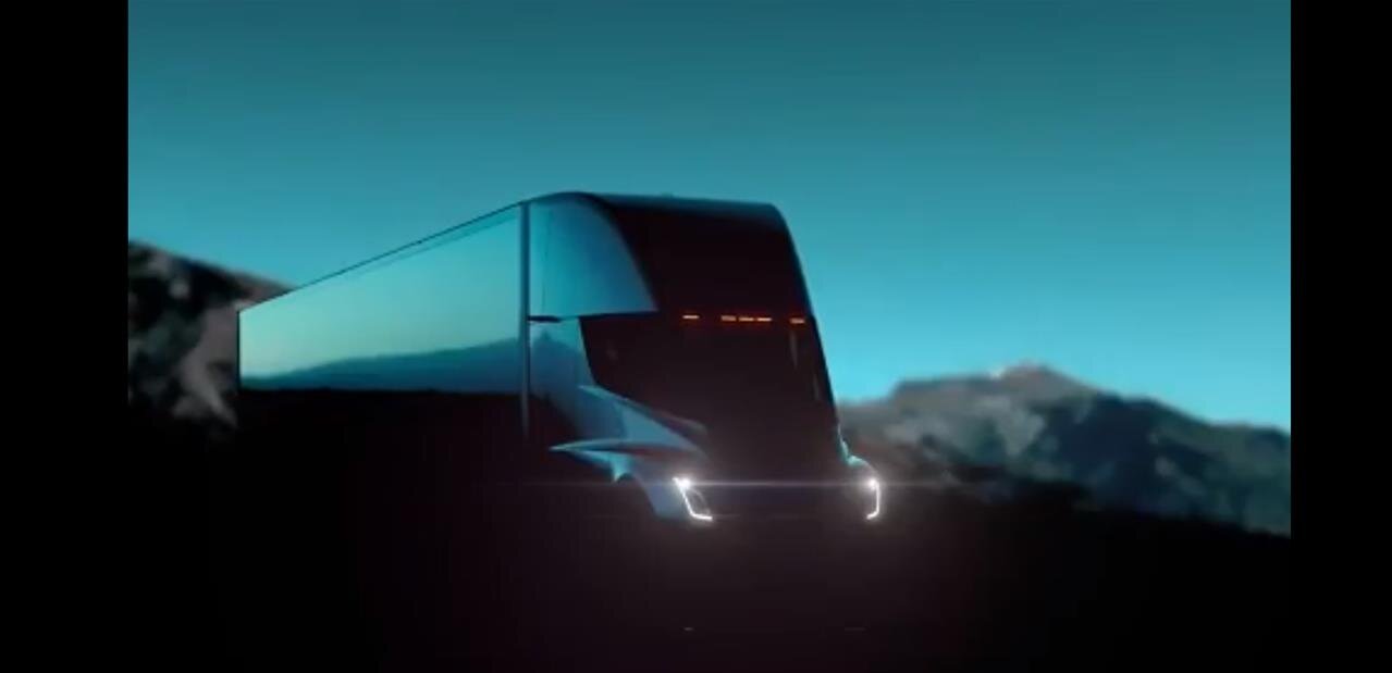le tesla semi enfin lancé après 9 ans de développement, offrant des performances supérieures et une révolution dans le transport routier.