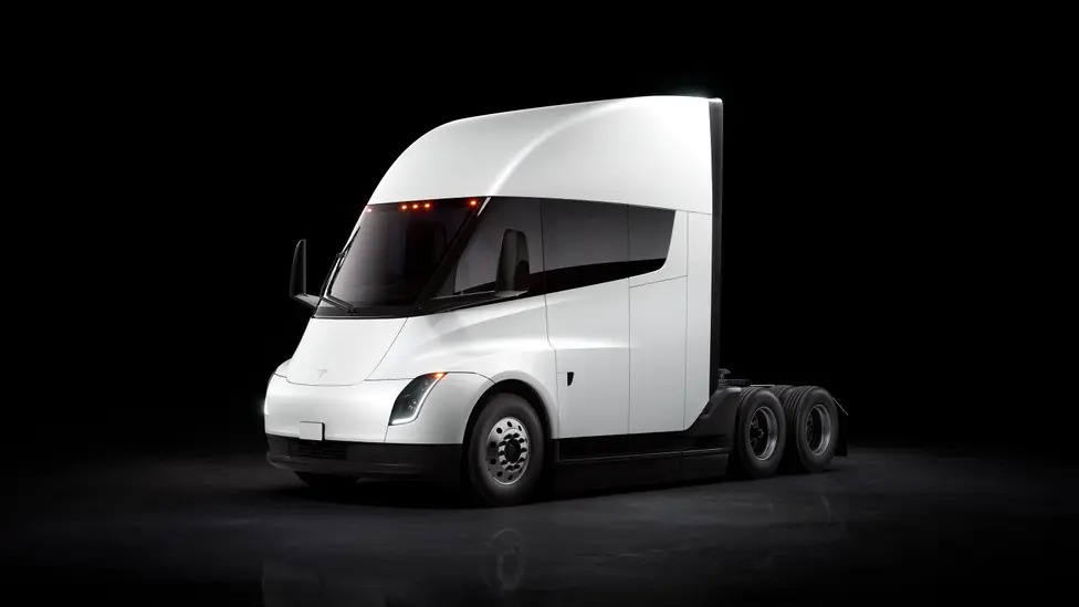 le tesla semi enfin lancé après 9 ans de développement, offrant des performances supérieures et une révolution dans le transport électrique.
