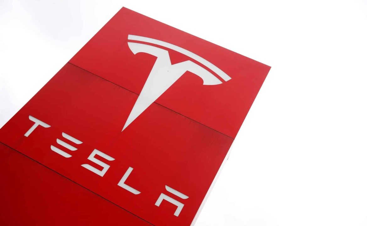 découvrez l'astuce d'elon musk pour augmenter l'autonomie de la tesla model 3 et profiter pleinement de vos trajets électriques.