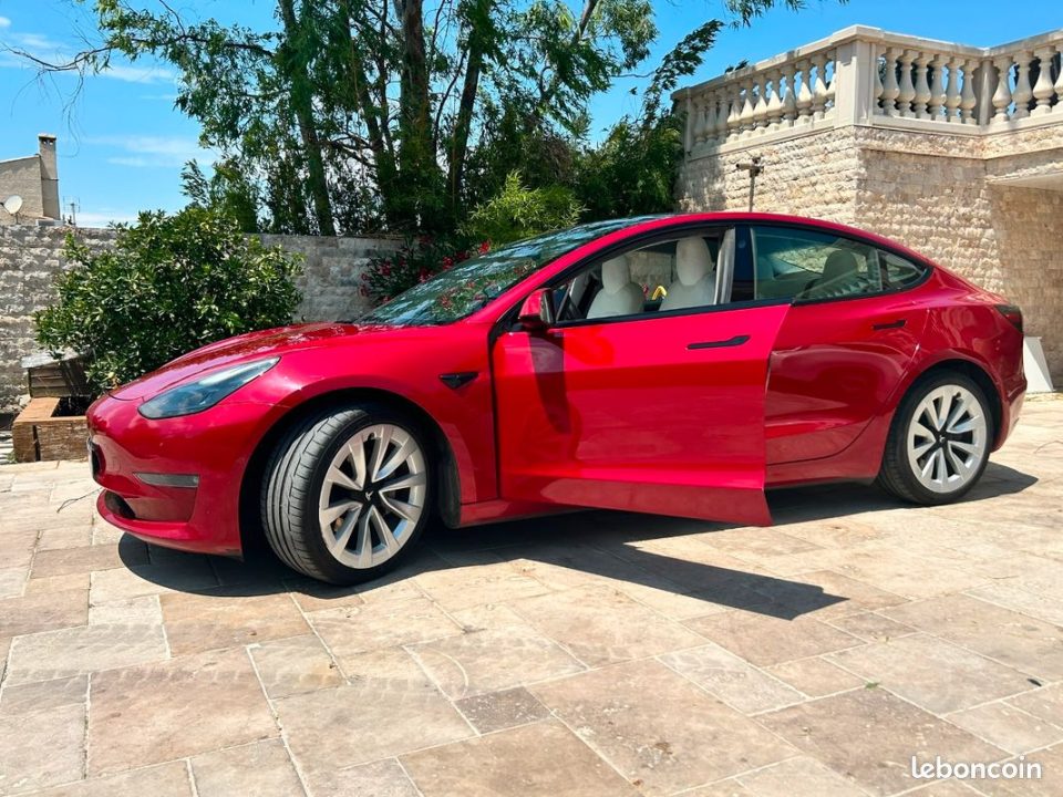 tesla dévoile le cybercab, un robotaxi innovant sans volant, alliant technologie avancée et design futuriste pour révolutionner le transport autonome.